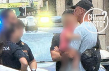 Ο 46χρονος με το βρέφος στην αγκαλιά του