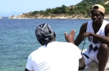 Χαλκιδική: Γύριζαν ερωτική ταινία σε παραλία, αλλά οι αστυνομικοί τους πέρασαν για μικροπωλητές και τους συνέλαβαν