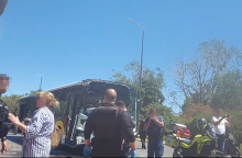 Στιγμιότυπο από το τροχαίο ατύχημα με δύο λεωφορεία στη Βούλα