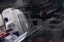 Κυψέλη: 34χρονος άρπαξε το μαχαίρι του κρεοπώλη μέσα στο σούπερ μάρκετ και το κάρφωσε στον λαιμό του 