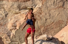 Influencer πέταξε από βράχο τον 7χρονο γιο του, για να μάθει να αντιμετωπίζει τους φόβους του