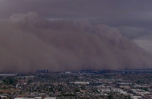 Η στιγμή που τεράστια καταιγίδα σκόνης «καταπίνει» την Αριζόνα - Το βίντεο που κάνει τον γύρο του διαδικτύου