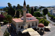 Άποψη του τεμένους Defterdar και της κρήνης της κάθαρσης πριν τον σεισμό του 2017