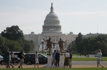 Άγαλμα με τους Τραμπ - Έπσταϊν να κρατιούνται χέρι-χέρι στην Ουάσιγκτον - Η αντίδραση του Λευκού Οίκου