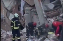 Κωνσταντινούπολη: Νεκρό ανασύρθηκε 12χρονο αγόρι από τα ερείπια της πολυκατοικίας που κατέρρευσε