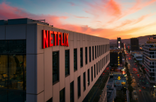 Η Netflix υπέβαλε νέα, βελτιωμένη προσφορά για την Warner Bros Discovery - Στα 74 δισεκατομμύρια δολάρια αποτιμάται η αξία της