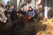 Αγρότες πετούν άχυρα και γάλα έξω από την Αντιπεριφέρεια Καβάλας