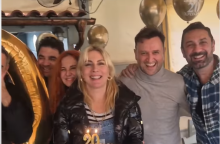 Στο Παρά Πέντε: Οι πρωταγωνιστές γιόρτασαν τα 20 χρόνια στην Αίγινα - Δείτε το βίντεο