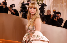 Το see through φόρεμα της Τζένιφερ Λόρενς στις Χρυσές Σφαίρες που έκλεψε την παράσταση στο κόκκινο χαλί © Taylor Hill/FilmMagic/GettyImages