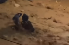 Απίστευτες εικόνες από την Άνω Γλυφάδα: Πολίτες σώζουν γυναίκα που παρασύρεται από τα ορμητικά νερά