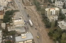 Εικόνα από το ρεπορτάζ του Ant1 για τις πλημμύρες του 1993 στα νότια προάστια της Αττικής