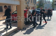 Ο Μανώλης Καλομοίρης οδηγήθηκε στο δικαστήριο