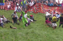 Γερμανός YouTuber ρίσκαρε τη ζωή του για να κάνει back-to-back νίκες στο κυνήγι τυριού 