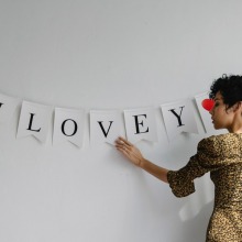 Μωβ, βαθύ μπλε, χρυσό και σκούρο πράσινο: σύμφωνα με τις αρχές του Φενγκ Σούι, η χρήση των τεσσάρων αυτών χρωμάτων στον χώρο του σπιτιού βοηθάει στην τύχη και στην προσέλκυση πλούτου. 