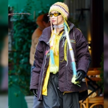 Η Μπέλα Χαντίντ με outfit αισθητικής cluttercore