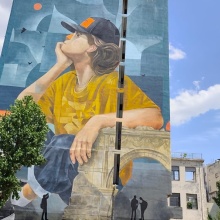 Ο Θέμης Κωνσταντινόπουλος (aka Dem) ζωγράφισε το mural με το κορίτσι της Χρυσής Πύλης Βαρδάρη