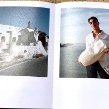 «Φως εκ Φωτός: Χίλιες Ημέρες στη Μύκονο»: Ο φωτογράφος Σπύρος Παλούκης καδράρει το νησί των ανέμων συγκλονιστικά αλλιώς