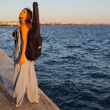 Μαρία Μιχαήλ: Η φωνή που δίνει ρυθμό στα απογεύματα του Θερμαϊκού