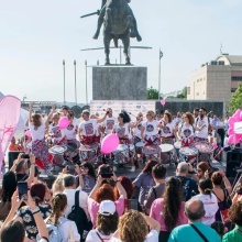 Pink Together: Η Θεσσαλονίκη γίνεται ένα «ροζ ποτάμι» αποδοχής και πρόληψης στη Νέα Παραλία