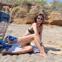 Η Κατερίνα Λέχου χαμογελαστή στην παραλία