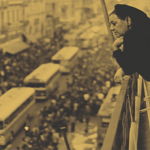 Πολτυτεχνείο 1973: Η Σοφία Βέμπο στο διαμέρισμά της επί της οδού Στουρνάρα, βλέπει από το μπαλκόνι της τα τανκς να εισβάλλουν στο εκπαιδευτικό ίδρυμα