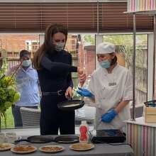 H Κέιτ Μίντλετον προσπαθεί να φτιάξει pancakes