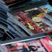 Σαν σήμερα 2 Μαρτίου 1983: Τα πρώτα compact disc κυκλοφορούν στις ΗΠΑ και τις διεθνείς αγορές, ένα χρόνο μετά το λανσάρισμά τους στην Ιαπωνία.