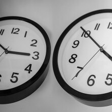 Ρολόγια πριν και μετά την αλλαγή ώρας 2023