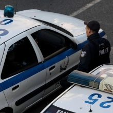 Περιπολικά της ΕΛ.ΑΣ. και ανάμεσά τους αστυνομικός