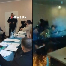 Κοινοτικός σύμβουλος στην Ουκρανία έριξε 3 χειροβομβίδες σε αίθουσα συνεδριάσεων (βίντεο) Από την έκρηξη σκοτώθηκε ένα άτομο και τραυματίσθηκαν 26 