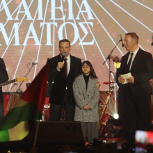 Ο Χάρης Δούκας και η 9χρονη κόρη της Νάνσυς Ζαμπέτογλου και του Νάσου Γαλακτερού στη σκηνή για την αλλαγή του χρόνου