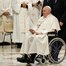 Ανησυχίες για την υγεία του Πάπα - Με καροτσάκι στην τελετή του Πάσχα