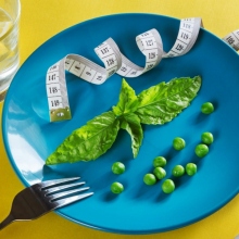 πιατο, πηρουνι, ποτηρι, λαχανικα