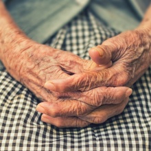 Χέρια ηλικιωμένης γυναίκας
