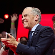 «Πυρά» Κάρνεϊ κατά Τραμπ: Να μη ξεχάσουμε την αμερικανική «προδοσία»