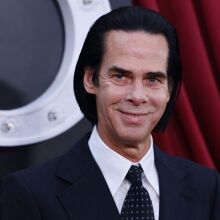 Ο Νικ Κέιβ θα τιμηθεί με Επίτιμο Διδακτορικό από το Royal College of Art στο Λονδίνο, αναγνωρίζοντας το σπουδαίο έργο του στην τέχνη και τη μουσική.