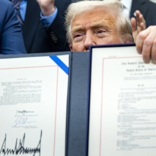 Έληξε το μεγαλύτερο shutdown στην αμερικανική ιστορία - Ο Τραμπ υπέγραψε τη συμφωνία στο Οβάλ Γραφείο