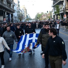Στην κορυφή της πορείας η αιματοβαμμένη σημαία-σύμβολο του Πολυτεχνείου - Πώς κινούνται τα ΜΜΜ
