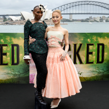 Η Αριάνα Γκράντε μιλά για τη σωματική της εγγύτητα με τη συμπρωταγωνίστριά της, Σίνθια Ερίβο, και πώς ενισχύει τη συνεργασία τους στο Wicked.