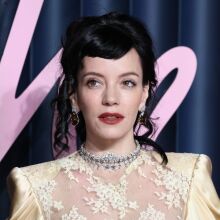 Λίλι Άλεν: Η τραγουδίστρια κυκλοφορεί USB σε σχήμα «παιχνιδιού» ως αναφορά στους στίχους του νέου της άλμπουμ West End Girl - Οι αντιδράσεις των θαυμαστών