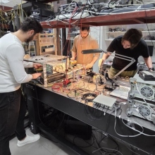 Τα μέλη της ερευνητικής ομάδας του Τμ. Πληροφορικής που πραγματοποιούν την πειραματική υλοποίηση για τον φωτονικό επεξεργαστή Τεχνητής Νοημοσύνης. Διακρίνονται από αριστερά οι υποψήφιοι διδάκτορες Αντώνης Πράπας, Μόσχος Θεόδωρος, Οδυσσέας Ασημόπουλος