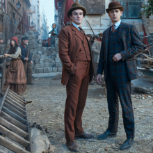 Ο Γκάι Ρίτσι σκηνοθετεί τη σειρά «Young Sherlock» στο Prime Video - Με πρωταγωνιστή τον Χίρο Φάινς Τίφιν ως νεαρό Σέρλοκ Χολμς - Αποκαλύφθηκαν οι πρώτες εικόνες