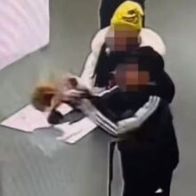 Πεκίνο: Παιδί έριξε στο πάτωμα χειροποίητο χρυσό στέμμα 