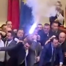 Αλβανία: Βουλευτές άναψαν καπνογόνα και πέταξαν νερά εντός της Βουλής