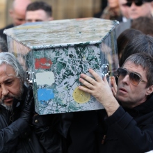 Ο Λίαμ Γκάλαχερ κουβάλησε το φέρετρο του Γκάρι Mάουνφιλντ των Stone Roses στην κηδεία του