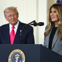 Ο Τραμπ ξέφυγε από την πολιτική και μίλησε για τα εσώρουχα της Μελάνια