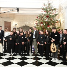 Ο Κυριάκος Μητσοτάκης άκουσε τα κάλαντα των Χριστουγέννων από μαθητές του Μουσικού Σχολείου Αλίμου