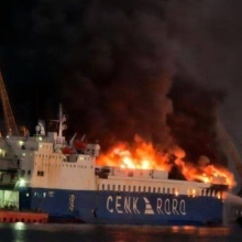 Φορτηγό πλοίο φλέγεται στο λιμάνι της Οδησσού