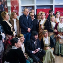 Κάλαντα της Πρωτοχρονιάς στον πρόεδρο του ΣΥΡΙΖΑ-Προοδευτική Συμμαχία Σωκράτη Φάμελλο, από το χορευτικό τμήμα της αδελφότητας Κρωμναίων Καλαμαριάς