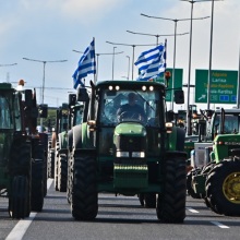 Αγρότες με τρακτέρ